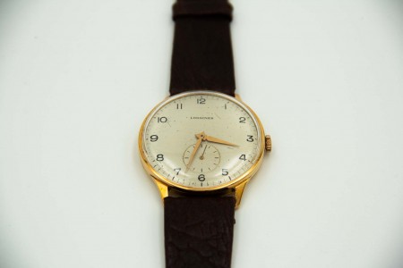 Relógio de pulso mecânico de corda manual em ouro da marca Longines